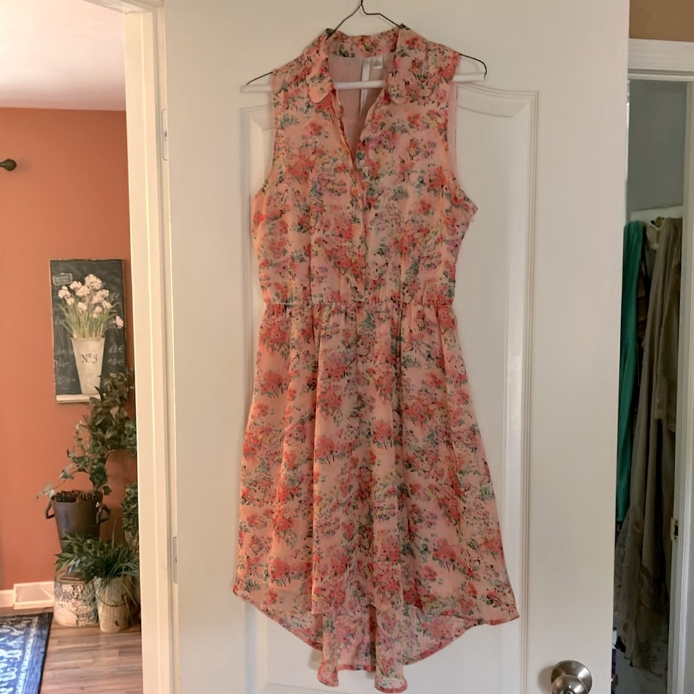 Collared, sleeveless dress